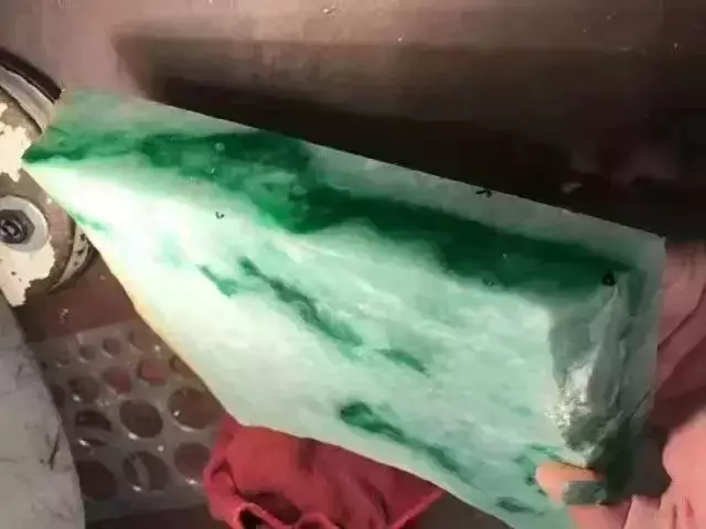 翡翠赌石:宁买一条线,不买一大片 第4张
