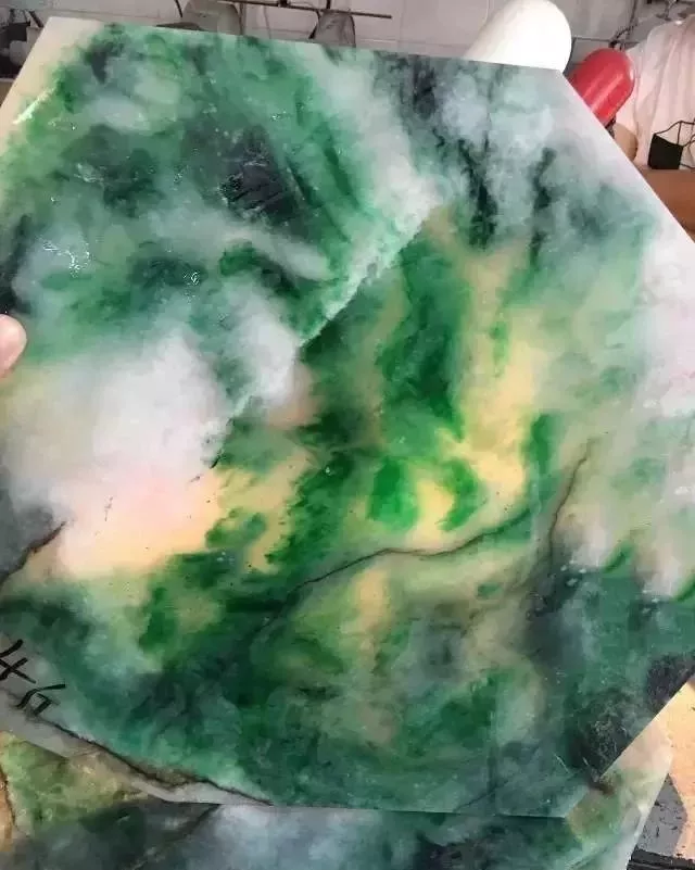 翡翠赌石:宁买一条线,不买一大片 第9张