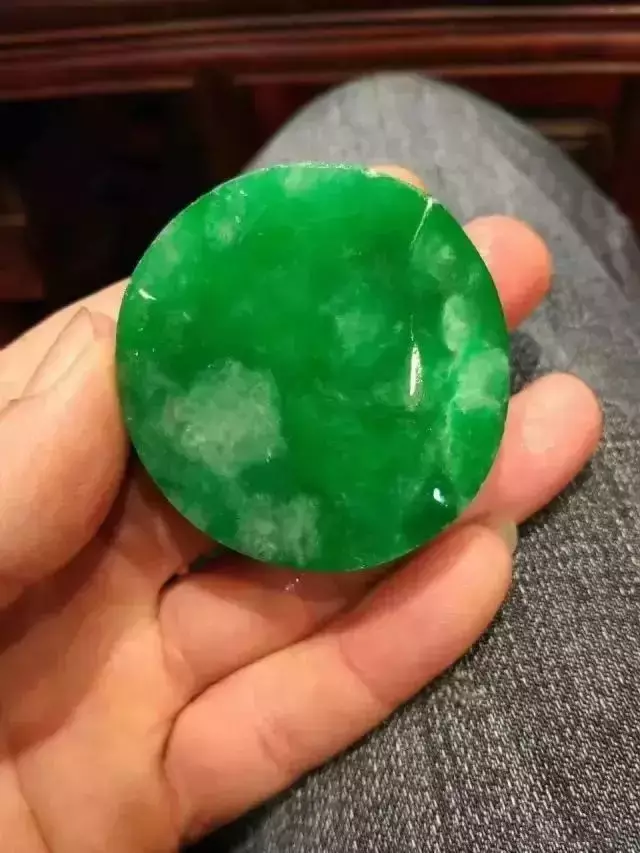 翡翠赌石:宁买一条线,不买一大片 第6张