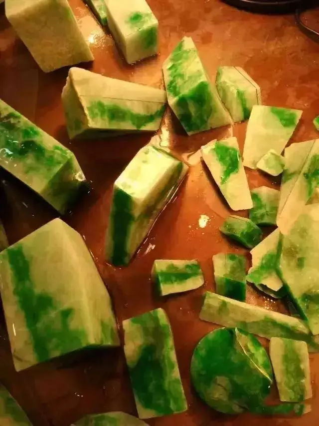 翡翠赌石:宁买一条线,不买一大片 第7张