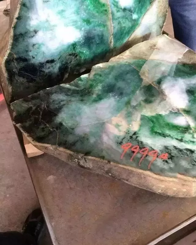 翡翠赌石:宁买一条线,不买一大片 第8张