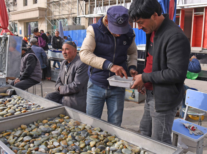 新疆和田露天玉石地摊，玉石价格上千万，生意局面像“菜市场”  第5张