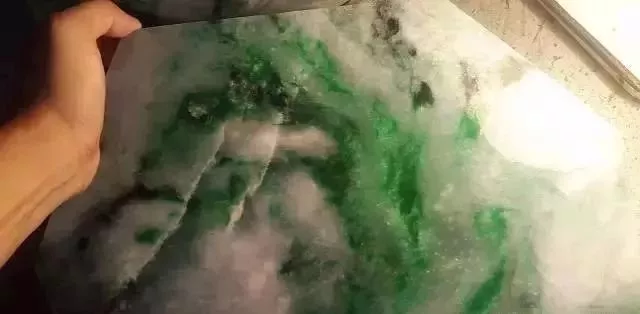 翡翠赌石:宁买一条线,不买一大片 第11张