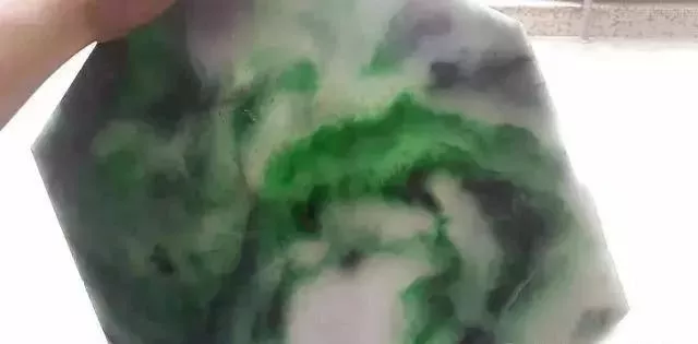 翡翠赌石:宁买一条线,不买一大片 第10张