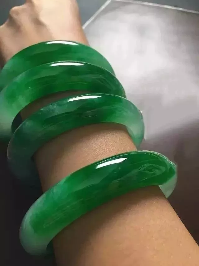 翡翠赌石:宁买一条线,不买一大片 第15张