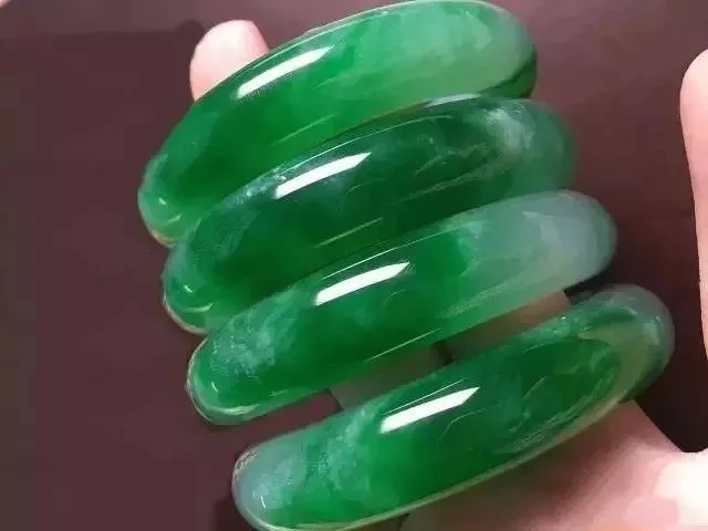翡翠赌石:宁买一条线,不买一大片 第16张