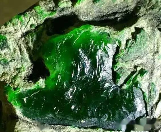 尖端高端翡翠：帝王绿翡翠有哪些特色呢？  第2张