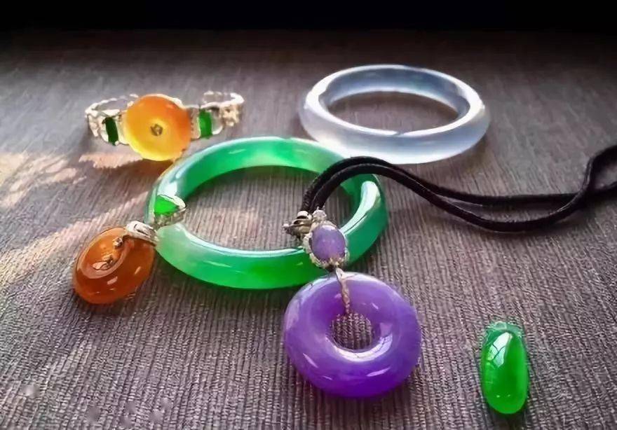 玉和翡翠，这简单被混杂的玉石，你能分辩出来吗？  第6张