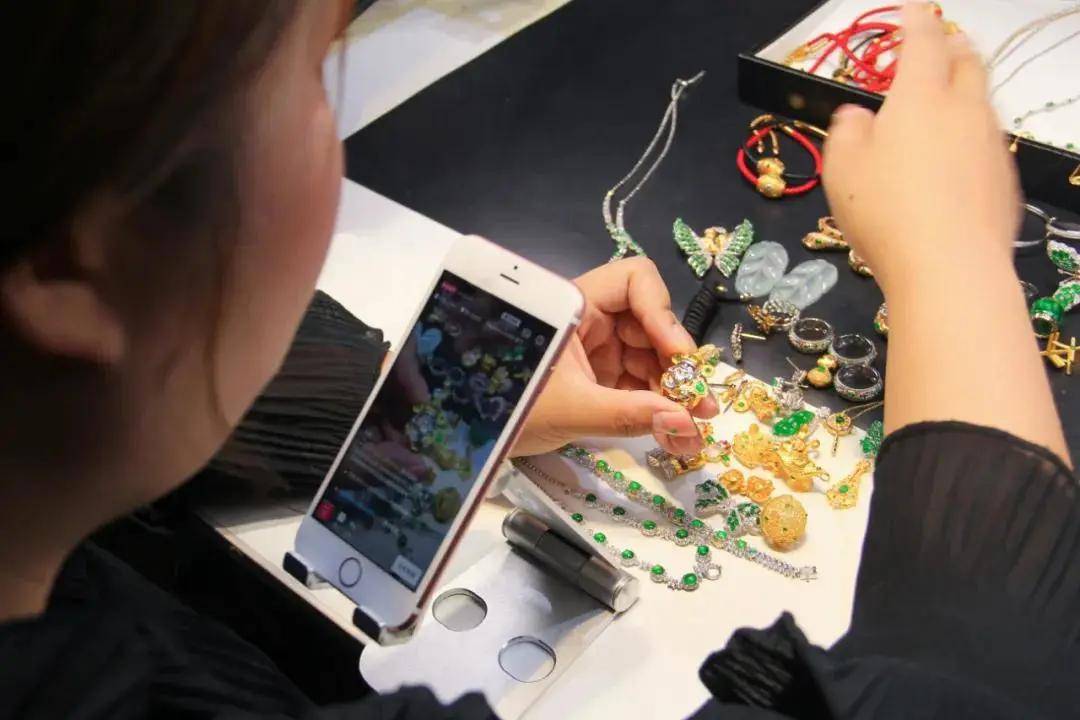 直播带货浪潮中，传统玉商的“守”与“变”  第3张