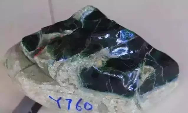 为什么新人买翡翠简单上当受骗，背面原因值得沉思！  第13张