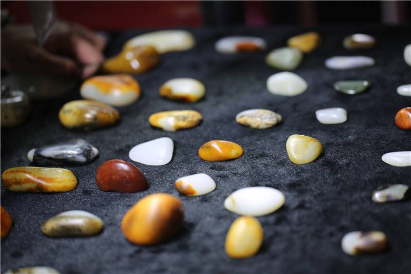 从50万到5万！这块和田玉籽料阅历什么？扒一扒和田玉价格的隐秘  第9张