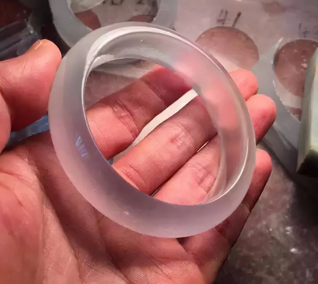 天花板等级翡翠，寒光四起很是诱人，从石头到手镯制作进程更精深  第11张