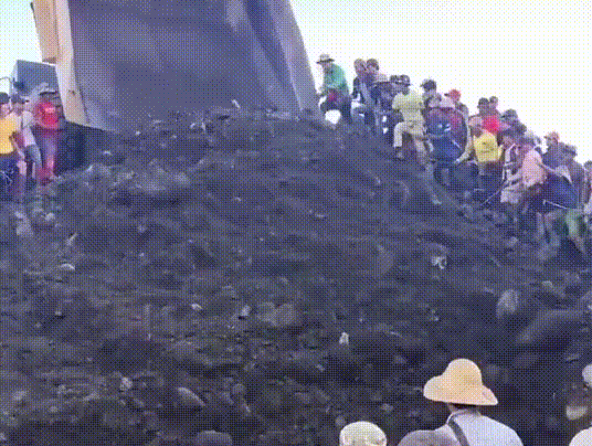 突发！矿区崩塌，已发现20具遇难者遗体，还有大约30人失踪  第2张