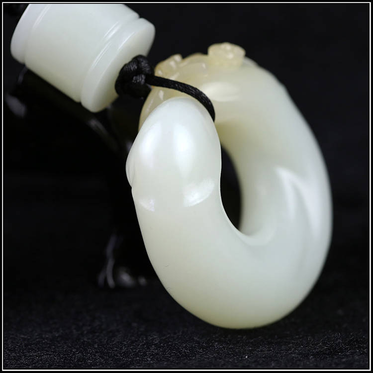 不是白色的玉石便是白玉  第2张