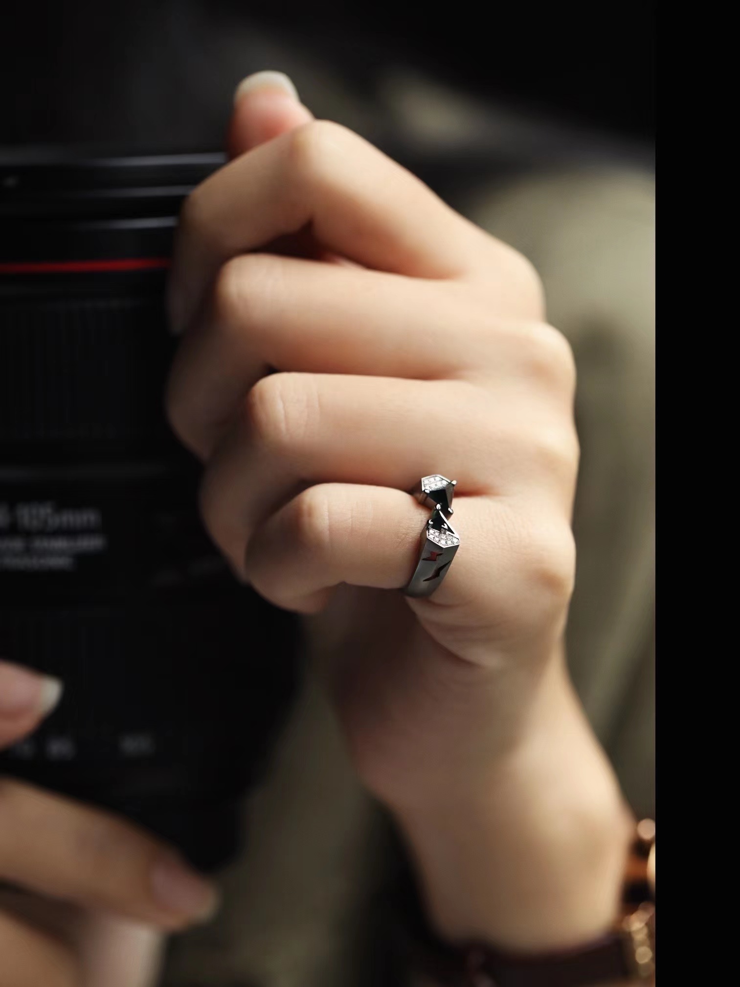 这是翡翠中的特殊，尽管外观又黑又脏，可是却不阻碍小众人群喜爱  第2张