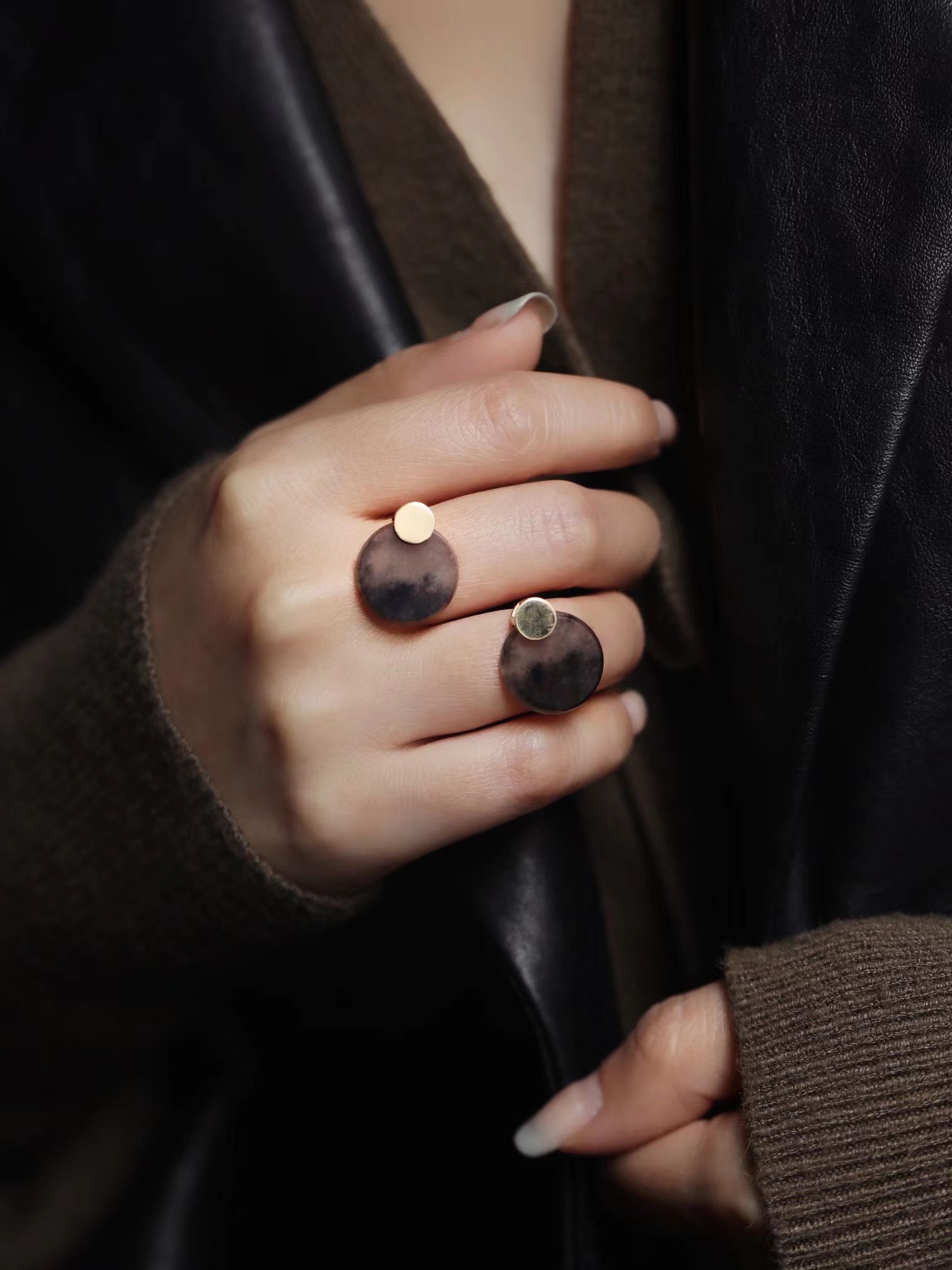 这是翡翠中的特殊，尽管外观又黑又脏，可是却不阻碍小众人群喜爱  第6张