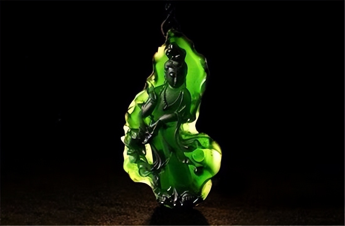 这是翡翠中的特殊，尽管外观又黑又脏，可是却不阻碍小众人群喜爱  第8张