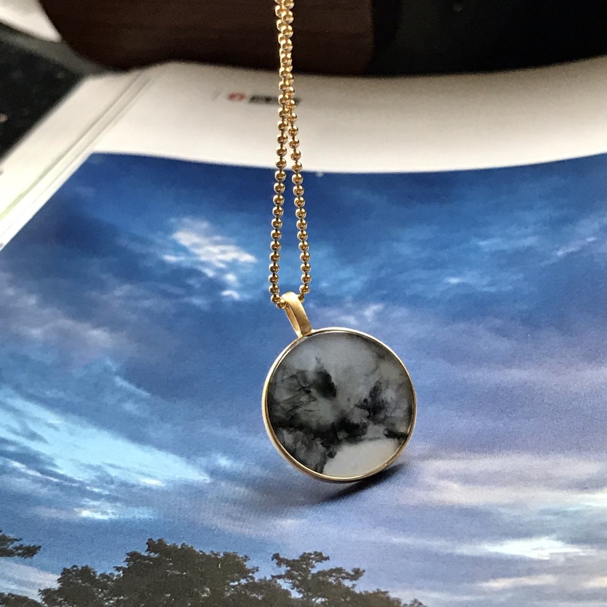 这是翡翠中的特殊，尽管外观又黑又脏，可是却不阻碍小众人群喜爱  第12张