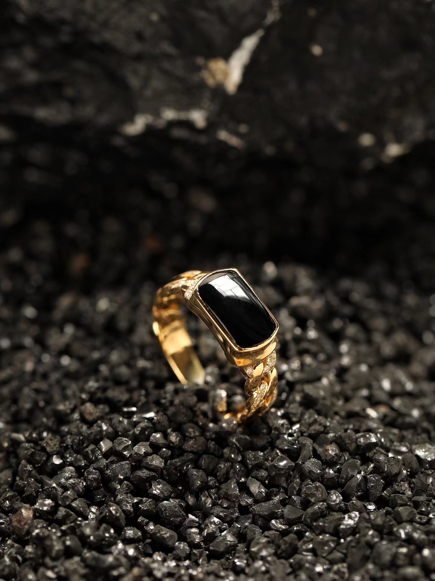 这是翡翠中的特殊，尽管外观又黑又脏，可是却不阻碍小众人群喜爱  第10张