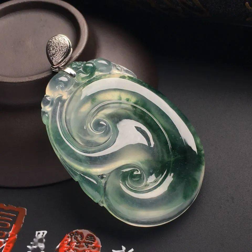 翡翠的品种有许多，你知道怎么区别冰种翡翠与冰糯种翡翠吗？  第2张