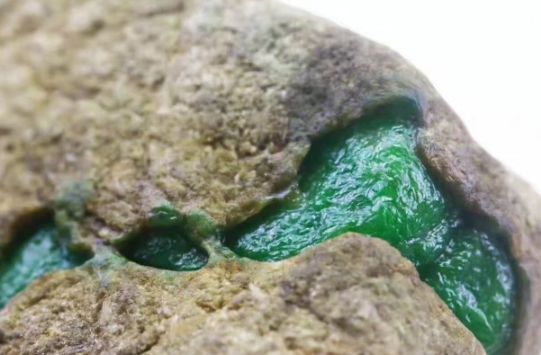 天然翡翠的仿冒品有哪些？翡翠仿冒品的特色都有哪方面？  第1张