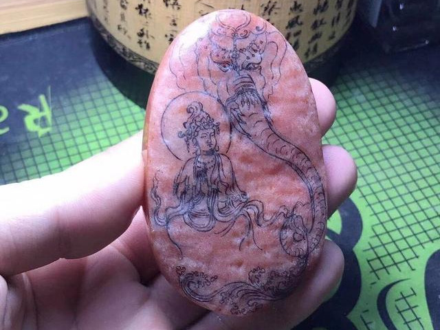 差点切费的翡翠原石，通过一场妙趣横生的雕琢后总算制品妙手回春  第5张