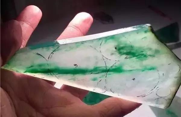 拿手好戏：一块高冰飘花料，商家一心要切翡翠安全扣  第4张