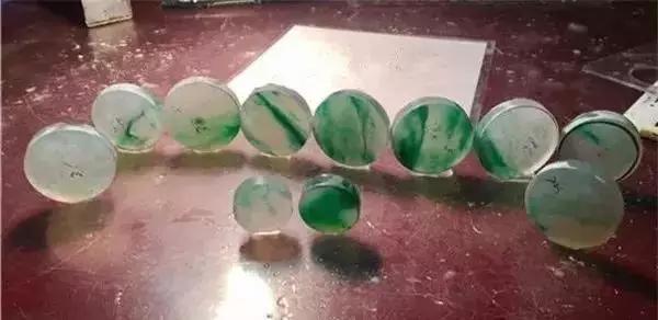 拿手好戏：一块高冰飘花料，商家一心要切翡翠安全扣  第9张