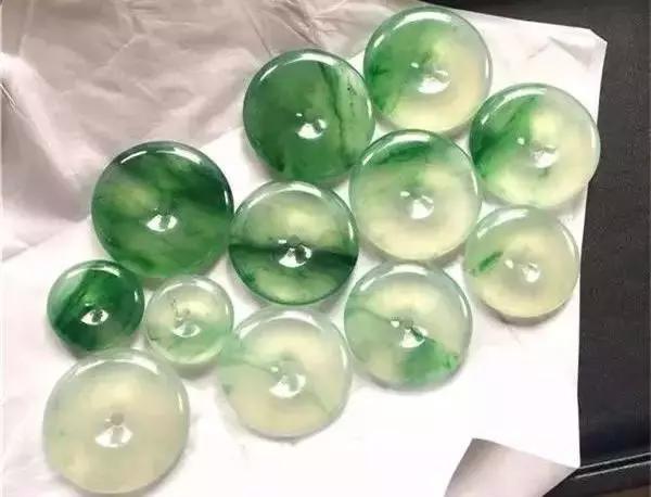 拿手好戏：一块高冰飘花料，商家一心要切翡翠安全扣  第11张