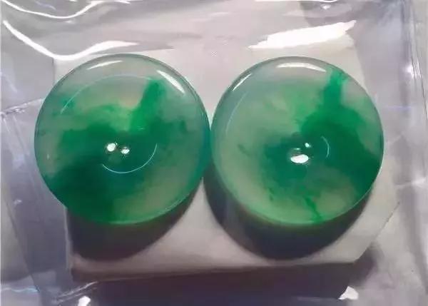 拿手好戏：一块高冰飘花料，商家一心要切翡翠安全扣  第12张