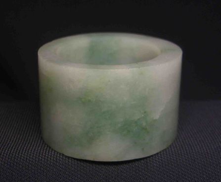 翡翠扳指是从什么时候盛行的？翡翠扳指有哪些保藏价值？  第2张