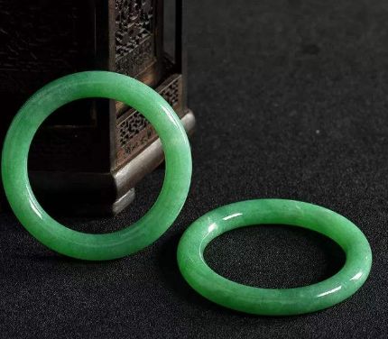 翡翠手镯应该怎样保养？保养翡翠手镯应该要怎样做？  第2张