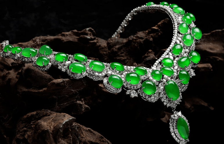 翡翠色彩越绿质量越好吗？判别翡翠值钱与否，还要看种水色  第5张