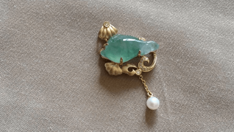 翡翠色彩越绿质量越好吗？判别翡翠值钱与否，还要看种水色  第4张