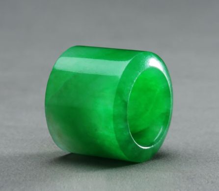 翡翠扳指是什么？翡翠扳指都有哪些涵义？  第2张