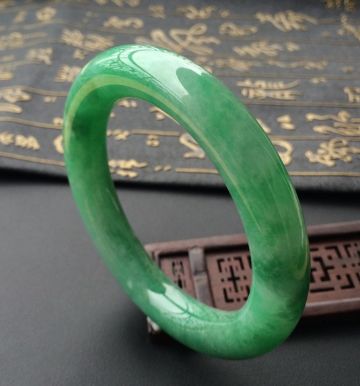 缅甸翡翠手镯应该怎样选购？ 缅甸翡翠手镯辨别都有哪些办法？  第2张