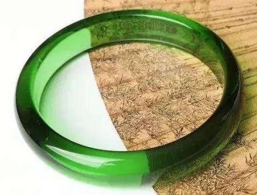 翡翠手镯都有什么什么意义？翡翠手镯应该怎样佩带？  第2张