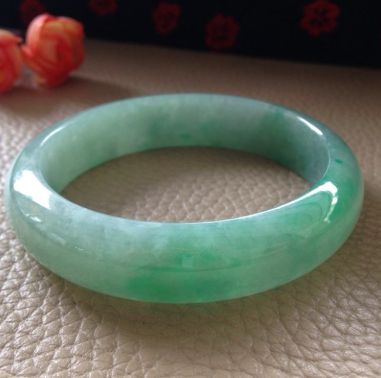 翡翠手镯都需求留意什么？佩带翡翠手镯要预备什么？  第2张