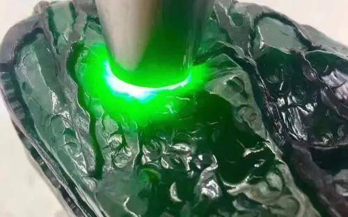 这种玉石30万一斤，价格5年涨20倍，色彩绿如春水…涨幅超越翡翠？  第14张