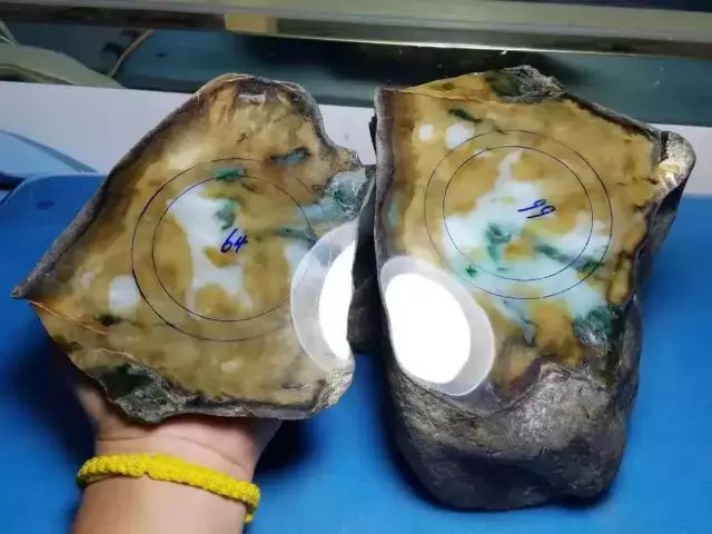 小万拿下莫西沙翡翠原石，一刀切出稀有的三彩翡翠，制品让人入神  第2张