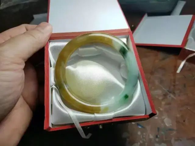 小万拿下莫西沙翡翠原石，一刀切出稀有的三彩翡翠，制品让人入神  第6张