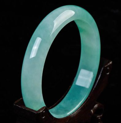 冰种翡翠有哪些特色？冰种翡翠手镯的价值怎么样？  第2张