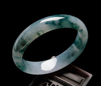 冰种翡翠手镯应该怎么购买？冰种翡翠手镯的家自价值怎么样？  第2张