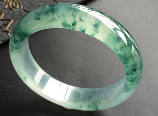 冰种翡翠应该怎样辨别？冰种翡翠和玻璃种翡翠的差异有哪些？  第2张