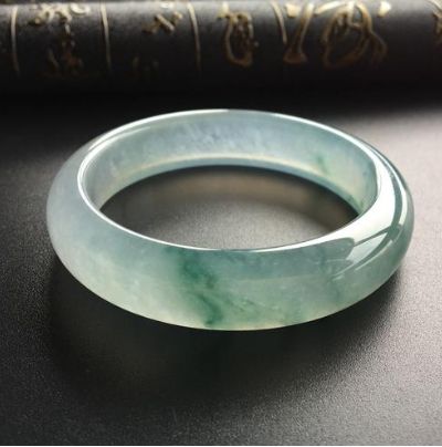 冰种翡翠手镯的保养应该怎么做？冰种翡翠手镯保养的四忌都有哪些？  第2张