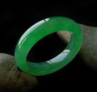 翡翠手镯佩带对女人的优点都有哪些？  第2张