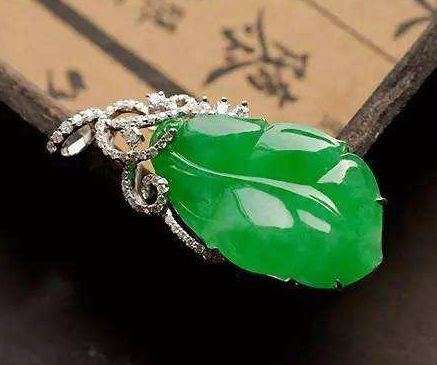 “叶子”造型的翡翠吊坠的涵义都有哪些？  第2张