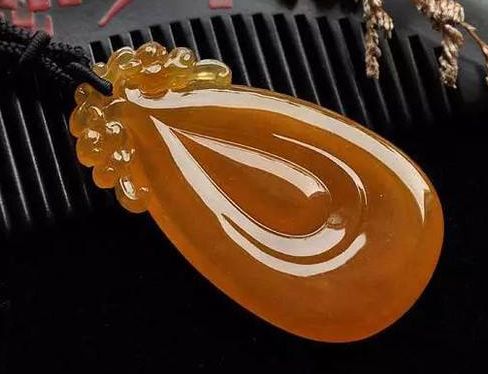 黄翡翠价值高不高？怎么选购黄翡翠？  第2张