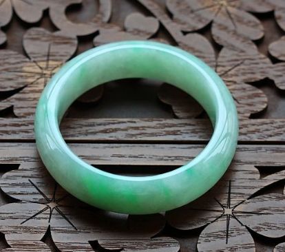 翡翠手镯的鉴别方法都有哪些？翡翠手镯价值为什么这么高？  第2张