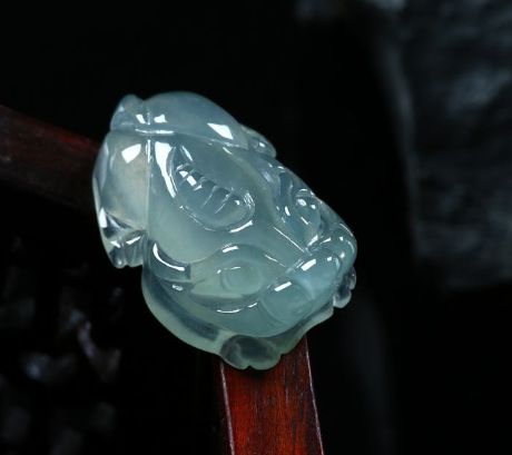 冰种翡翠挂件怎么保养？清洗冰种翡翠挂件应该怎么做？  第1张